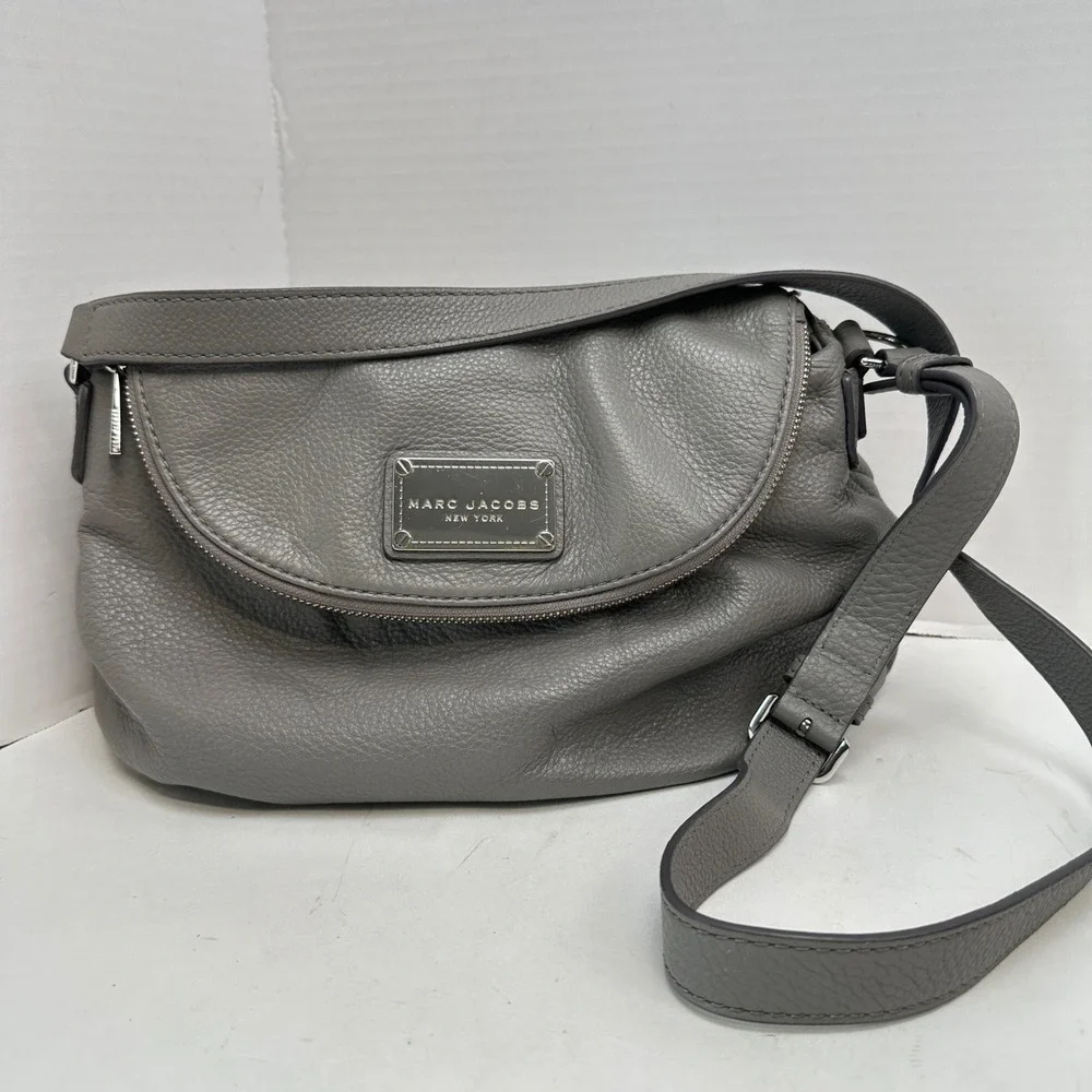 Marc Jacobs Grey Pebbled Leather Crossbody Bag Silver Logo Plaque Slouchy Hobo
